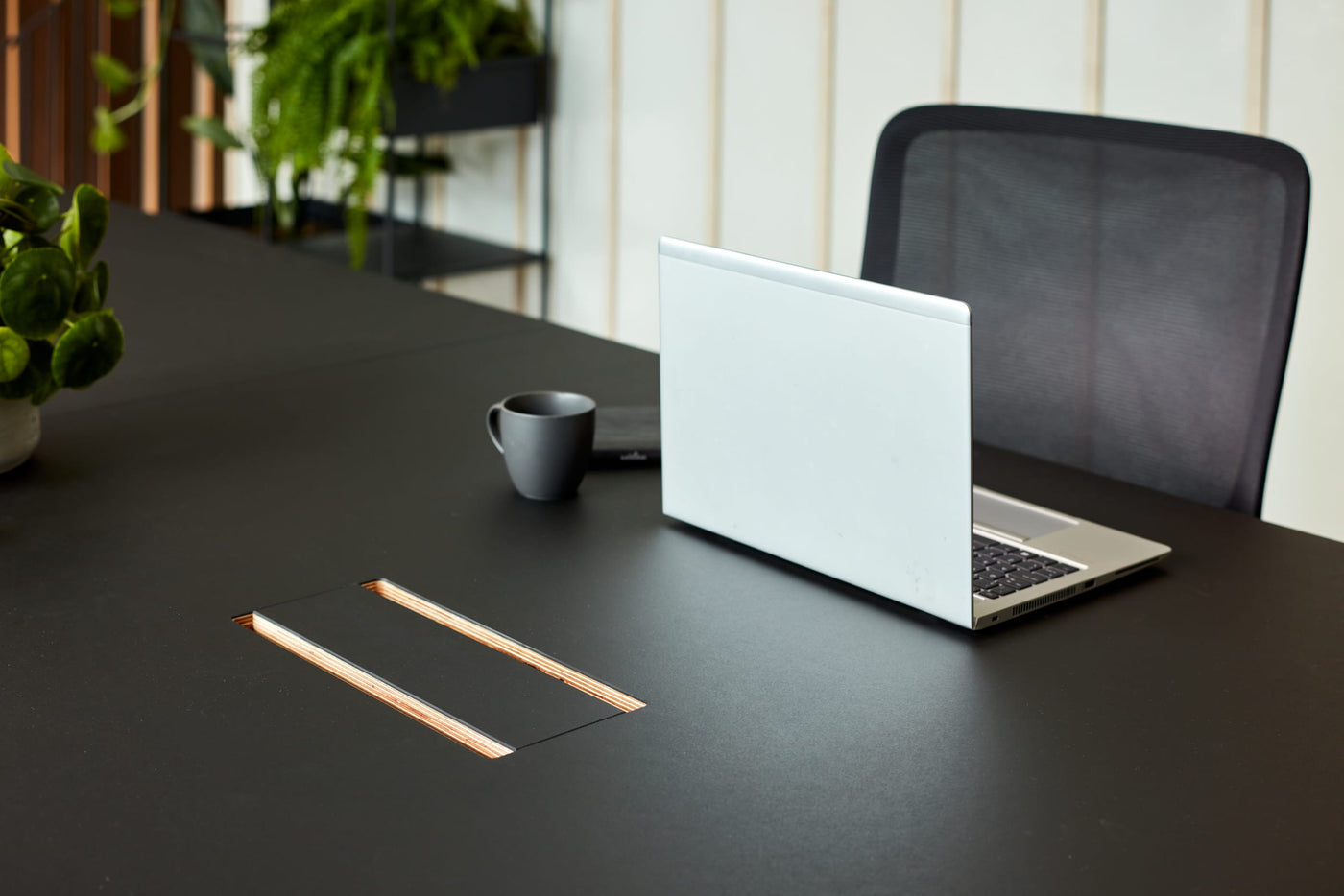 Co Stories Nero Bench BENCH DESKS Workstories